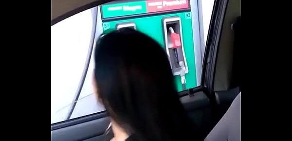  Cargando gasolina la puta de Alexxxa Milf con las tetas de fuera